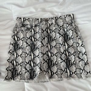 Frame Denim snake skin denim skirt in a size 26.